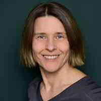 Cindy baut Ihnen Ihre unsichtbaren Zahnspangen und Zahnschienen für Erwachsene aber auch lose Zahnspangen für Kinder und Jugendliche in der Praxis Dr. Simone Pretz in Hamburg Schnelsen.